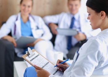 Como montar uma boa rede de contatos após a residência