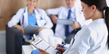 Como montar uma boa rede de contatos após a residência