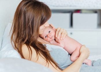 Estudo indica riscos e benefícios do parto cirúrgico.