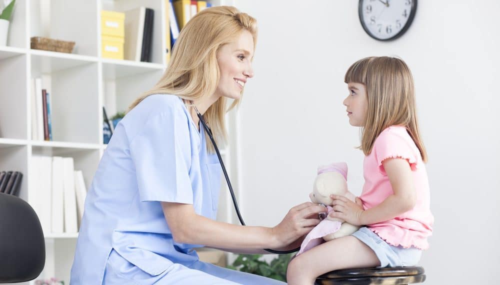 Jalecos de mangas curtas são mais eficientes contra transmissão de patógenos, indica estudo