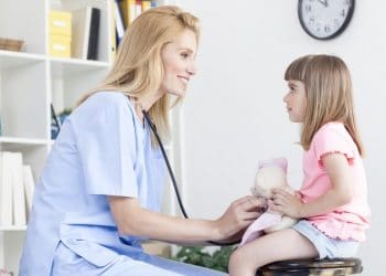 Jalecos de mangas curtas são mais eficientes contra transmissão de patógenos, indica estudo