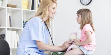 Jalecos de mangas curtas são mais eficientes contra transmissão de patógenos, indica estudo