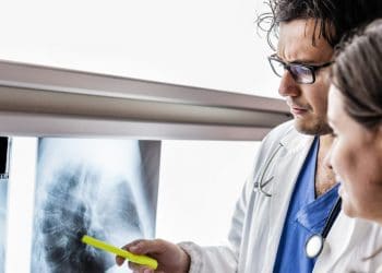 Brasileiros ainda desconhecem informações sobre câncer de pulmão, diz pesquisa