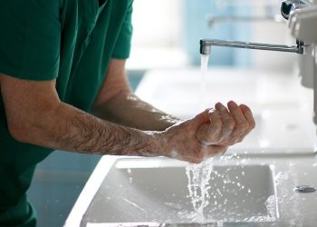 Como prevenir acidentes de trabalho em hospitais, clínicas e consultórios