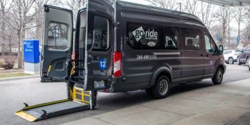Ford lança serviço de transporte não emergencial para pacientes com problemas de mobilidade