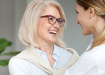 Que fatores reprodutivos estão associados a doenças cardiovasculares e AVC em mulheres?