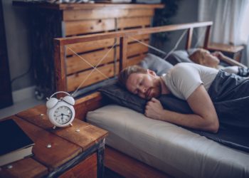 Dormir mais nos fins de semana diminui risco de mortalidade, indica estudo