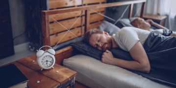 Dormir mais nos fins de semana diminui risco de mortalidade, indica estudo