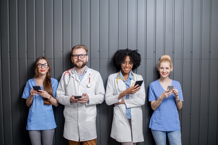 Redes sociais para clínicas e consultórios: o que pode e não pode ser feito