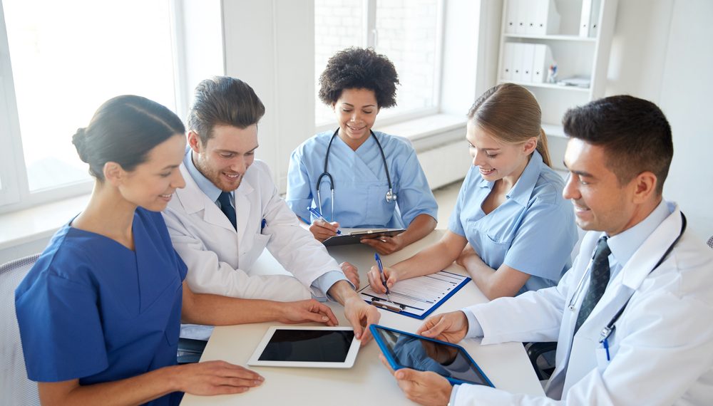 Como manter um bom ambiente de trabalho entre médicos, funcionários e pacientes