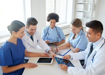 Como manter um bom ambiente de trabalho entre médicos, funcionários e pacientes