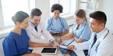 Como manter um bom ambiente de trabalho entre médicos, funcionários e pacientes