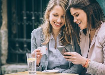 4 cuidados ao emprestar dinheiro para amigos