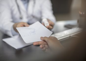 Checklist: os principais cuidados ao receitar uma medicação