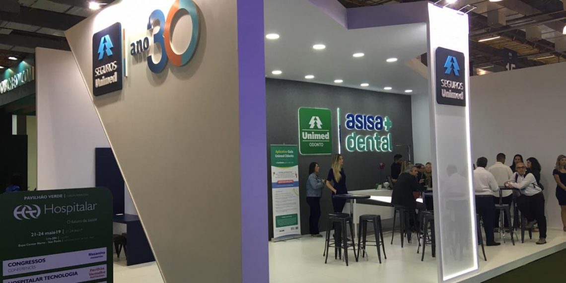 Imagem do stand da hospitalar 2019 com logos da Seguros Unimed, Unimed Odonto e 30 anos.