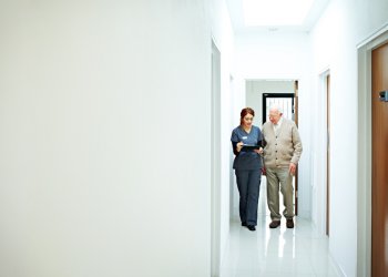 Como fazer adaptações para pacientes da terceira idade em seu consultório?