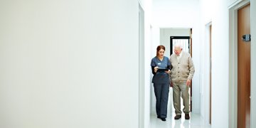 Como fazer adaptações para pacientes da terceira idade em seu consultório?