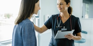 Qual a importância do atendimento humanizado na clínica médica?