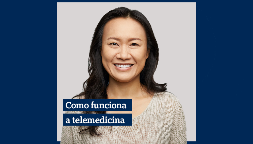 mulher usando camiseta cinza sorrindo e ao seu lado a escrita "como funciona a telemedicina" em uma caixa azul