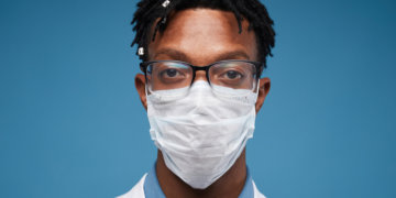 Casos de covid-19 aumentam e deixam médicos em alerta sobre segunda onda