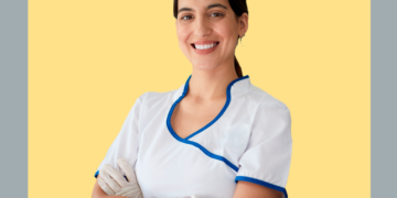 imagem com fundo bege e cinza com mulher sorrindo com luvas e de braços cruzados