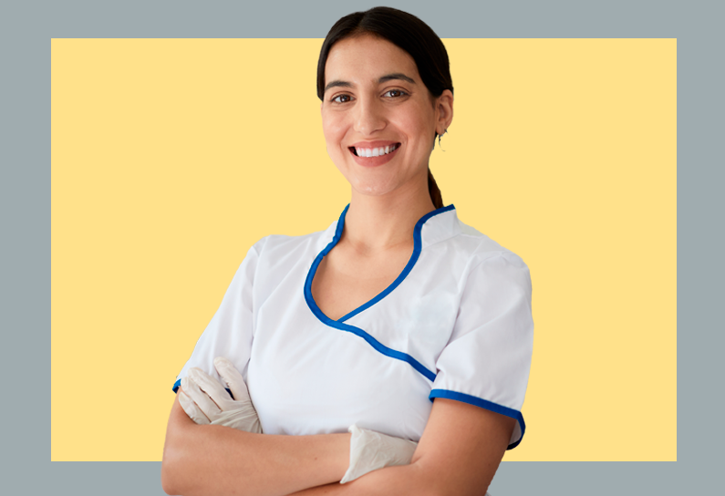 imagem com fundo bege e cinza com mulher sorrindo com luvas e de braços cruzados