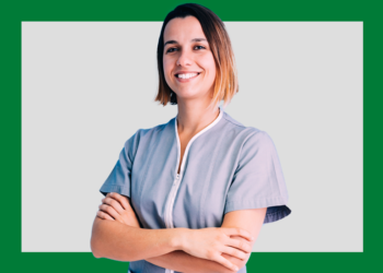 dentista sorrindo em frente a um fundo cinza e verde