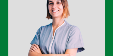 dentista sorrindo em frente a um fundo cinza e verde