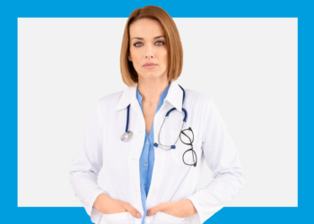 Médica olha para a câmera sobre fundo branco e azul