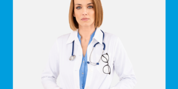 Médica olha para a câmera sobre fundo branco e azul