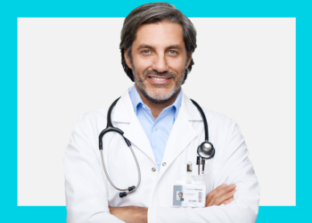 Médico de meia idade e braços cruzados olha para a câmera sobre um fundo branco e azul.