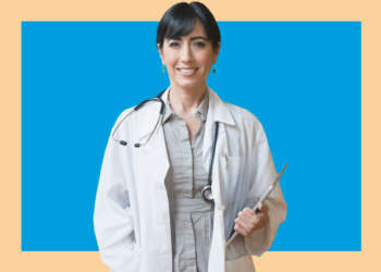 Médica com tablet e jaleco sorri para a câmera sobre fundo azul e bege