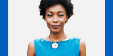 Mulher olha para a câmera sobre um fundo branco e azul