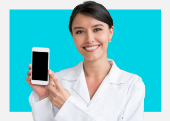 Mulher com cabelos presos e jaleco segura celular sorrindo sobre um fundo azul e branco.