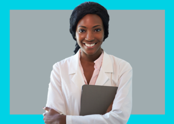 Mulher de cabelos presos e jaleco sorri para a câmera com um tablet debaixo de seus braços. O fundo é cinza e azul claro.