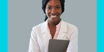 Mulher de cabelos presos e jaleco sorri para a câmera com um tablet debaixo de seus braços. O fundo é cinza e azul claro.