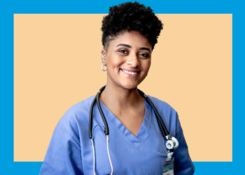 Médica com roupa azul e estetoscópio no pescoço olha para a câmera sorrindo sobre um fundo bege e azul.