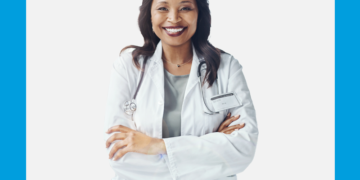 Médica de jaleco e estetoscópio sorri de frente para a câmera sobre um fundo branco e azul.