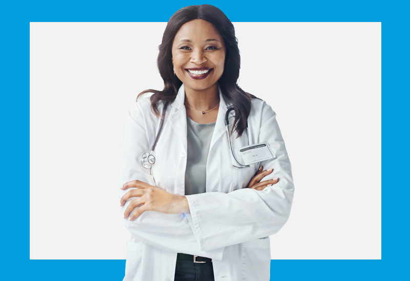 Médica de jaleco e estetoscópio sorri de frente para a câmera sobre um fundo branco e azul.