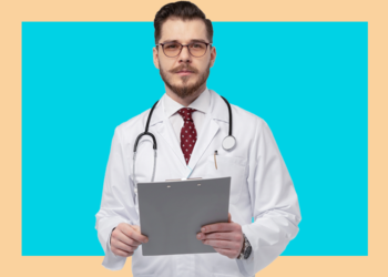 Homem de jaleco segura prancheta e olha para a câmera sobre fungo azul e bege