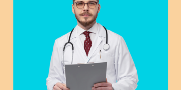 Homem de jaleco segura prancheta e olha para a câmera sobre fungo azul e bege