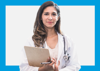 Mulher de jaleco olha para a câmera com leve sorrido usando um jaleco. Fundo é branco e azul.