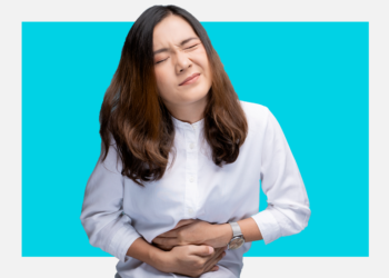 Mulher com dores abdominais sob um fundo azul e branco