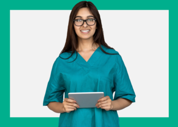 Mulher com avental de dentista verde segura um tablet e olha para a câmera sobre um fundo branco e verde.