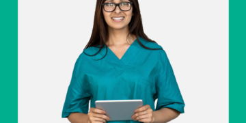 Mulher com avental de dentista verde segura um tablet e olha para a câmera sobre um fundo branco e verde.