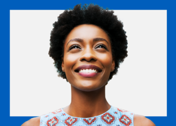 Mulher olha para o alto sorrindo sobre fundo branco e azul