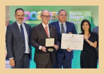 Diretor da InvestCoop recebe medalha por seu destaque na história de Porto Alegre