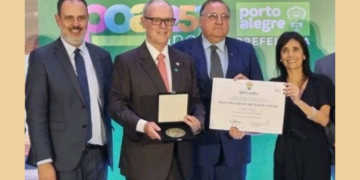 Diretor da InvestCoop recebe medalha por seu destaque na história de Porto Alegre