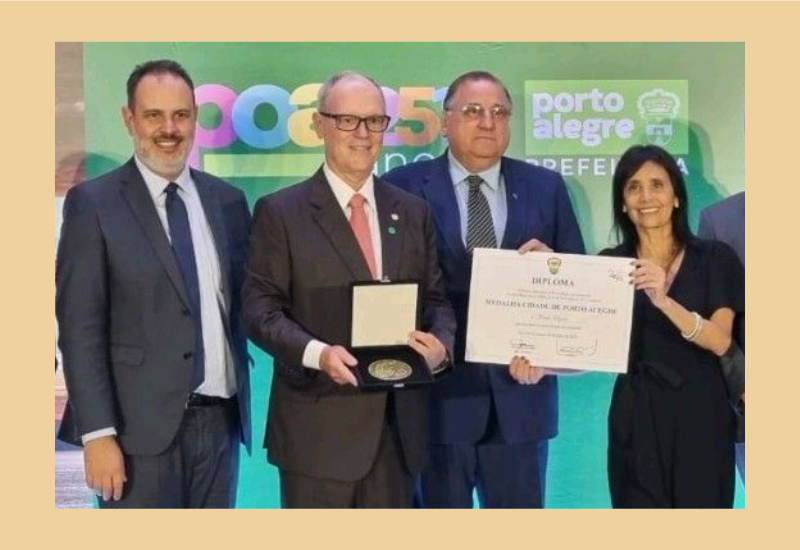 Diretor da InvestCoop recebe medalha por seu destaque na história de Porto Alegre