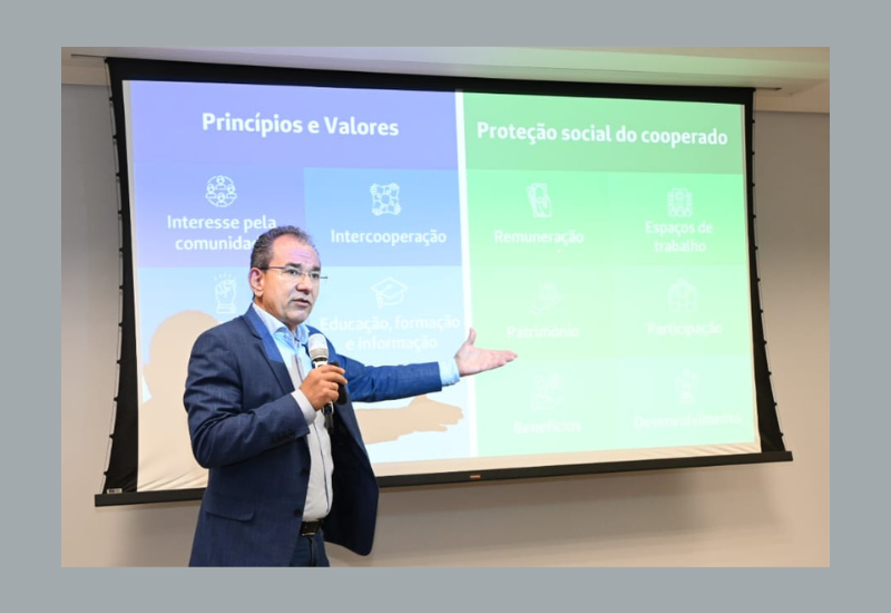 Helton Freitas ministra palestra sobre cooperativismo para estudantes de Medicina